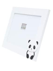 Licht schuine opname van de witte Deknudt-fotolijst met vrolijke panda aan de onderzijde. De lijst is leeg en geschikt voor foto's van 13x18 cm. De strakke witte rand en het speelse detail maken het ideaal voor een baby- of kinderkamer.