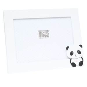 Witte fotolijst van het Belgische merk Deknudt, met een schattige 3D-panda rechtsonder in de rand. De lijst is leeg en toont het standaard binnenvel met merklogo. Geschikt voor foto's van 13x18 cm, ideaal voor in de kinderkamer.