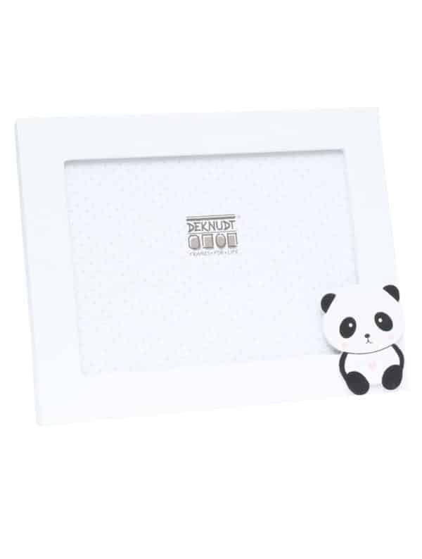 Witte fotolijst van het Belgische merk Deknudt, met een schattige 3D-panda rechtsonder in de rand. De lijst is leeg en toont het standaard binnenvel met merklogo. Geschikt voor foto's van 13x18 cm, ideaal voor in de kinderkamer.