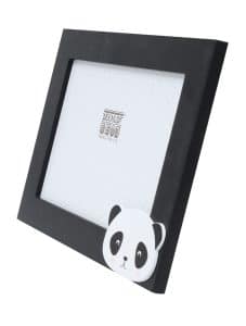Kinderfotolijstje van zwart hout met decoratief pandahoofdje linksonder, geschikt voor foto’s van 10x15 cm. Gemaakt door Deknudt, Europees kwaliteitsmerk.