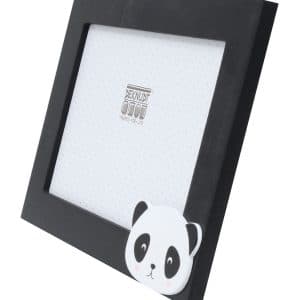 Kinderfotolijstje van zwart hout met decoratief pandahoofdje linksonder, geschikt voor foto’s van 10x15 cm. Gemaakt door Deknudt, Europees kwaliteitsmerk.