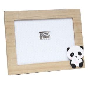 Vooraanzicht van een houten fotolijstje van het merk Deknudt, voorzien van een lief 3D-pandafiguurtje in de rechteronderhoek. De lijst heeft een natuurlijke houtkleur en een rustige uitstraling. Geschikt voor fotoformaten 10x15 cm, 13x18 cm en 15x20 cm. Ideaal voor gebruik in de kinderkamer of als persoonlijk cadeau.
