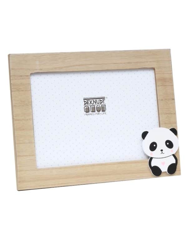 Vooraanzicht van een houten fotolijstje van het merk Deknudt, voorzien van een lief 3D-pandafiguurtje in de rechteronderhoek. De lijst heeft een natuurlijke houtkleur en een rustige uitstraling. Geschikt voor fotoformaten 10x15 cm, 13x18 cm en 15x20 cm. Ideaal voor gebruik in de kinderkamer of als persoonlijk cadeau.