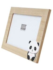 Schuin vooraanzicht van het houtkleurige panda-fotolijstje van Deknudt. De lijst staat rechtop en toont het stevige houten frame met afgeronde hoeken en een speelse panda onderaan. De lijst is verkrijgbaar in drie formaten en straalt warmte en eenvoud uit. Perfect voor babyfoto’s of dierbare herinneringen.