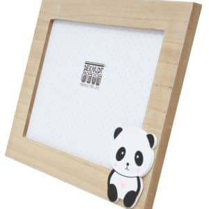 Schuin vooraanzicht van het houtkleurige panda-fotolijstje van Deknudt. De lijst staat rechtop en toont het stevige houten frame met afgeronde hoeken en een speelse panda onderaan. De lijst is verkrijgbaar in drie formaten en straalt warmte en eenvoud uit. Perfect voor babyfoto’s of dierbare herinneringen.