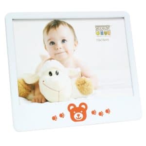 Witte kinderlijst van Deknudt met oranje beertjesmotief en pootafdrukken, geschikt voor foto’s van 10x15 cm, met voorbeeldfoto van baby.