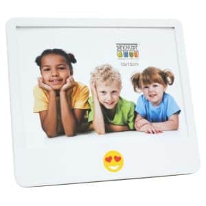 Vooraanzicht van een witte fotolijst van 10x15 cm met een vrolijke hartjes-emoji onderaan en een kleurrijke voorbeeldfoto van drie kinderen – perfect voor een persoonlijke en kindvriendelijke presentatie.