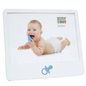 Witte fotolijst van Deknudt met een blauwe fopspeenillustratie onderaan en een voorbeeldfoto van een lachende baby in liggende houding.