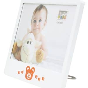 Schuin vooraanzicht van de witte Deknudt kinderlijst met beertjesdecor en een ingelijste babyfoto, op metalen standaard geplaatst.