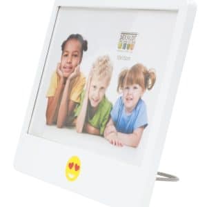 Witte fotolijst van 10x15 cm met hartjes-emoji aan de voorkant, schuin van voren gefotografeerd, met voorbeeldfoto van lachende kinderen – ideaal voor de kinderkamer of als speels cadeau.