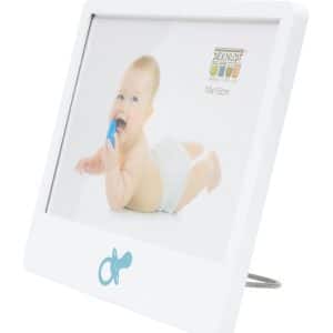 Schuin vooraanzicht van een witte babyfotolijst met blauwe fopspeenafbeelding en voorbeeldfoto van een baby met blauwe speen.